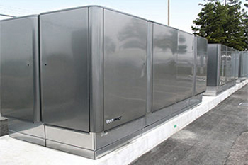 Photo of five 100 kilowatt Bloom Energy solid oxide fuel cells at a FedEx location in Oakland, California.