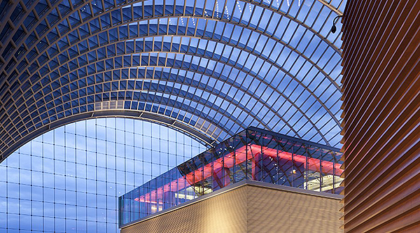 The Kimmel Center in Philadelphia is a city-block-wide collection of performance halls and open spaces enclosed inside a soaring, 150-foot-high barrel-vaulted glass roof. At the Center's highest elevation sits the Dorrance H. Hamilton Garden Terrace, which offers stunning views of the city and overlooks the entire Kimmel Center complex.The vaulted glass roof created a monumental solar control problem (indoor temperatures soaring to 100 degrees or more) that SageGlass solved, because architects didn't want to obstruct the views with shading systems. BLT Architects designed a roof made of SageGlass for the Terrace, which helps maintain a comfortable temperature and blocks glare for occupants without impeding the breathtaking views.